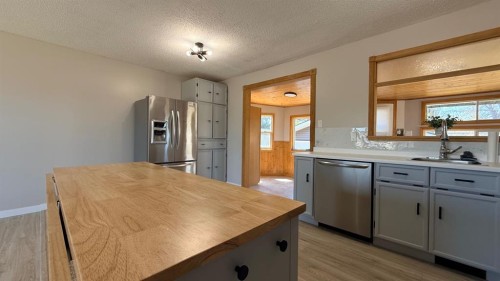 5205 32 Street, Lloydminster, AB - Indoor Photo Showing Kitchen