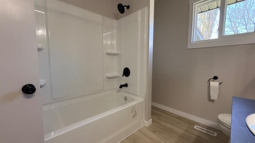 5205 32 Street, Lloydminster, AB - Indoor Photo Showing Bathroom