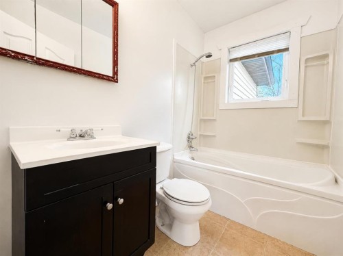 614 6 Avenue, Wainwright, AB - Indoor Photo Showing Bathroom
