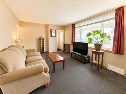 614 6 Avenue, Wainwright, AB - Indoor Photo Showing Living Room