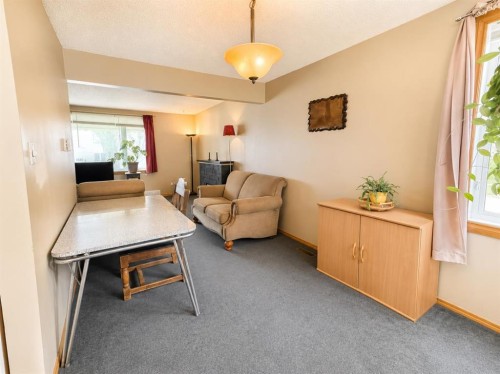 614 6 Avenue, Wainwright, AB - Indoor Photo Showing Living Room