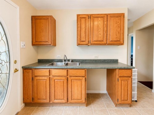 614 6 Avenue, Wainwright, AB - Indoor Photo Showing Kitchen With Double Sink