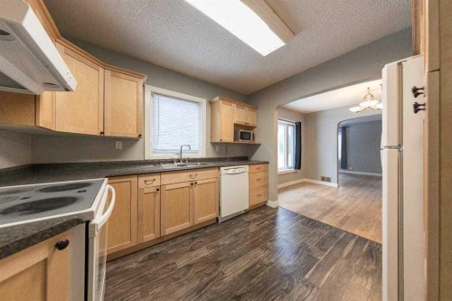 5223 50 Street, Lloydminster, AB - Indoor Photo Showing Kitchen