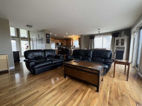 1705 52 Avenue, Lloydminster, AB - Indoor Photo Showing Living Room