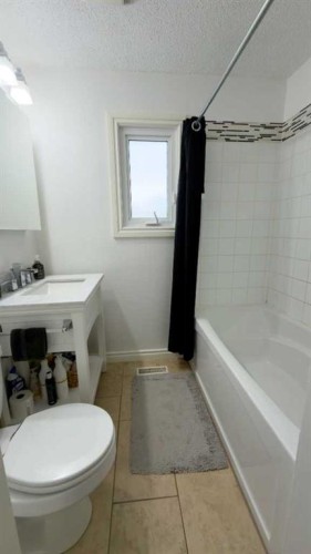 1213 4 Avenue, Wainwright, AB - Indoor Photo Showing Bathroom