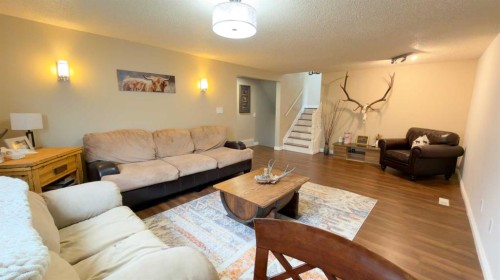 1213 4 Avenue, Wainwright, AB - Indoor Photo Showing Living Room