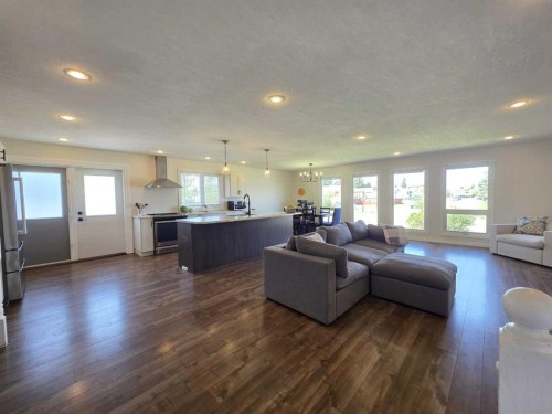 1601 3 Avenue, Wainwright, AB - Indoor Photo Showing Living Room