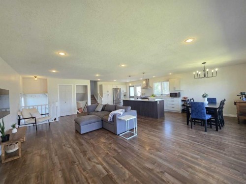 1601 3 Avenue, Wainwright, AB - Indoor Photo Showing Living Room