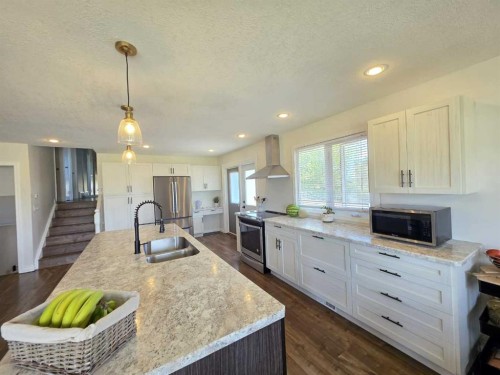 1601 3 Avenue, Wainwright, AB - Indoor Photo Showing Kitchen With Double Sink With Upgraded Kitchen