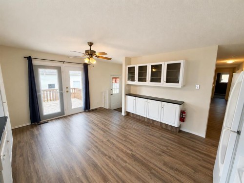518 19Th Street, Wainwright, AB - Indoor Photo Showing Living Room