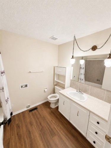 518 19Th Street, Wainwright, AB - Indoor Photo Showing Bathroom