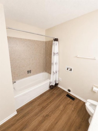 518 19Th Street, Wainwright, AB - Indoor Photo Showing Bathroom