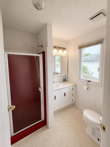 518 19Th Street, Wainwright, AB - Indoor Photo Showing Bathroom