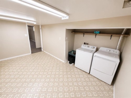 518 19Th Street, Wainwright, AB - Indoor Photo Showing Laundry Room