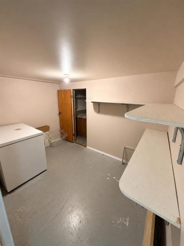 518 19Th Street, Wainwright, AB - Indoor Photo Showing Laundry Room
