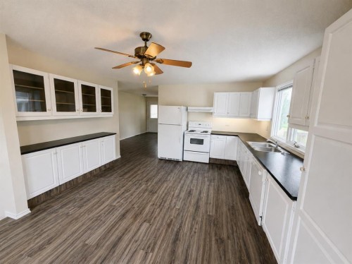 518 19Th Street, Wainwright, AB - Indoor Photo Showing Kitchen With Double Sink