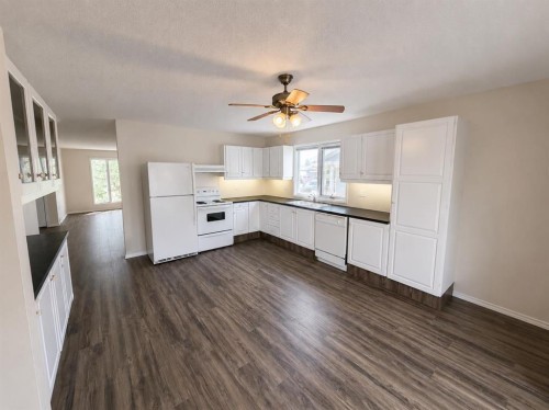518 19Th Street, Wainwright, AB - Indoor Photo Showing Kitchen