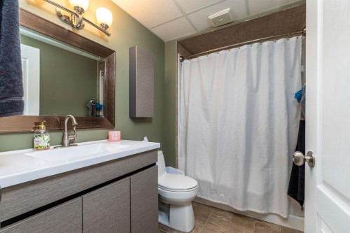 4005 60Th Avenue, Lloydminster, AB - Indoor Photo Showing Bathroom
