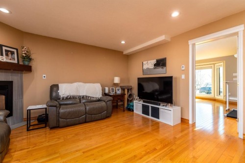 4005 60Th Avenue, Lloydminster, AB - Indoor Photo Showing Living Room