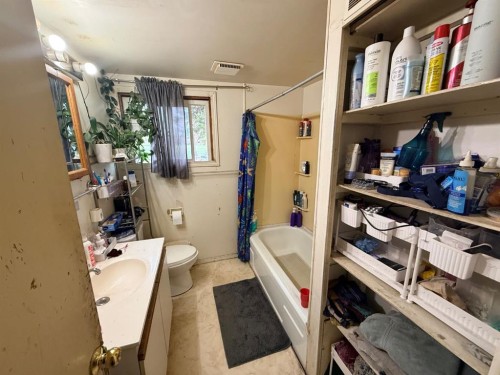 5115 56A Street, Lloydminster, AB - Indoor Photo Showing Bathroom