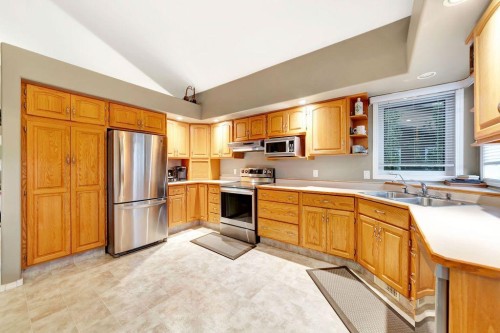 506 2Nd Street E, Maidstone, SK - Indoor Photo Showing Kitchen With Double Sink