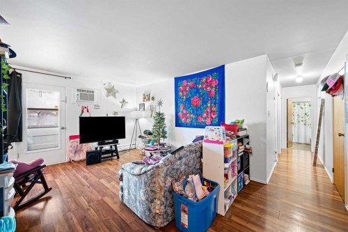 1-8-4504 56A Avenue, Lloydminster, AB - Indoor Photo Showing Living Room