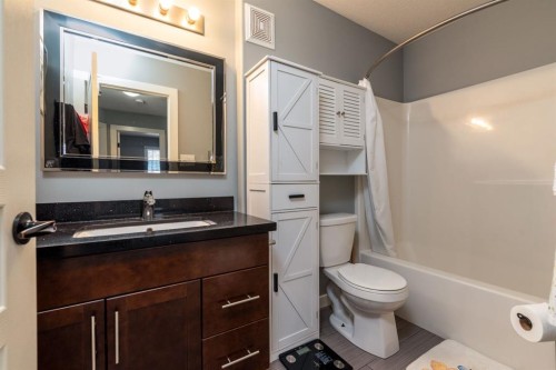 Unit 7-3390 72 Avenue, Lloydminster, AB - Indoor Photo Showing Bathroom