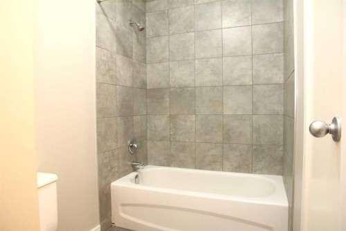 5224 23 Street, Lloydminster, AB - Indoor Photo Showing Bathroom
