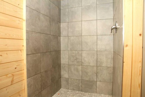 5224 23 Street, Lloydminster, AB - Indoor Photo Showing Bathroom