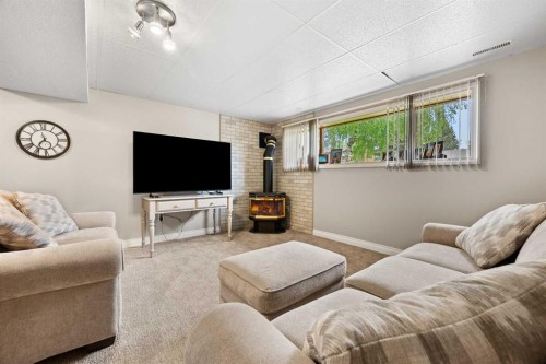 5609 35 Street, Lloydminster, AB - Indoor Photo Showing Living Room
