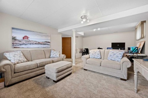 5609 35 Street, Lloydminster, AB - Indoor Photo Showing Living Room