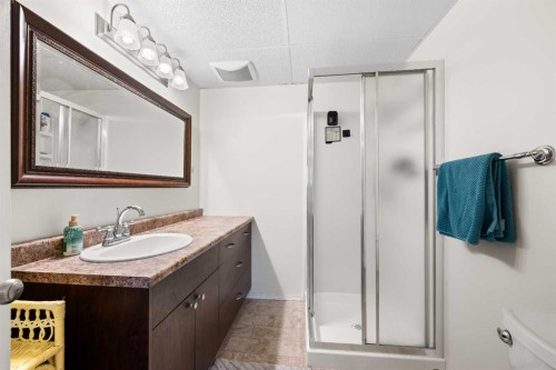 5609 35 Street, Lloydminster, AB - Indoor Photo Showing Bathroom