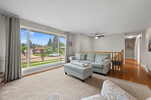 5609 35 Street, Lloydminster, AB - Indoor Photo Showing Living Room