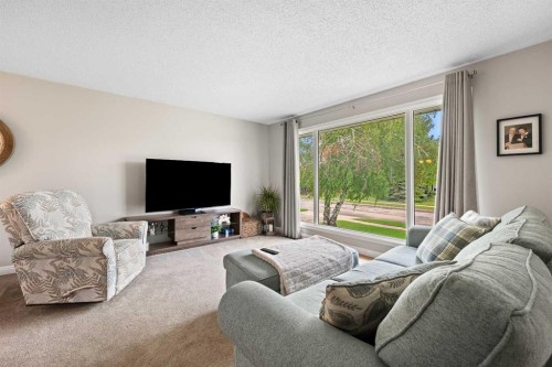 5609 35 Street, Lloydminster, AB - Indoor Photo Showing Living Room