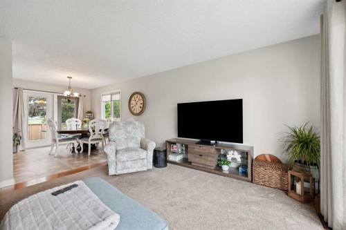 5609 35 Street, Lloydminster, AB - Indoor Photo Showing Living Room