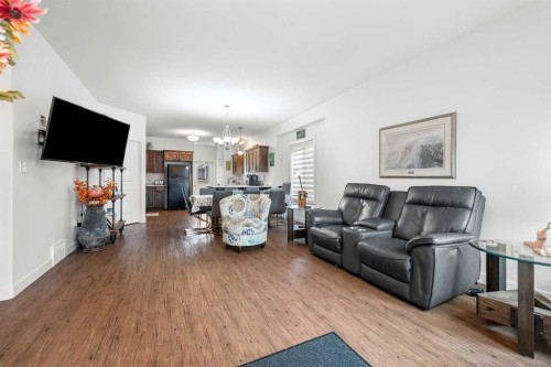 6015 18 Street, Lloydminster, AB - Indoor Photo Showing Living Room
