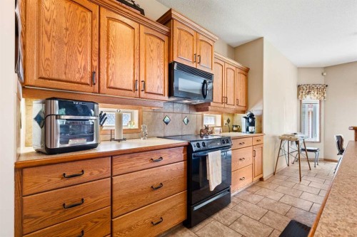 2204 59A Avenue Close, Lloydminster, AB - Indoor Photo Showing Kitchen