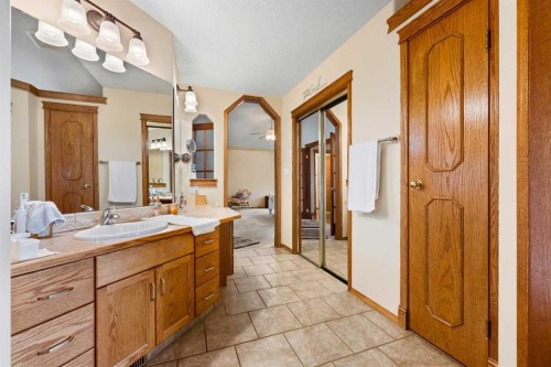 2204 59A Avenue Close, Lloydminster, AB - Indoor Photo Showing Bathroom