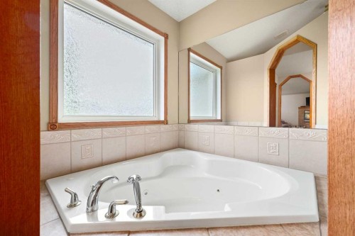 2204 59A Avenue Close, Lloydminster, AB - Indoor Photo Showing Bathroom