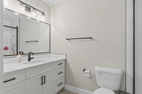 33-2715 73 Avenue, Lloydminster, AB - Indoor Photo Showing Bathroom