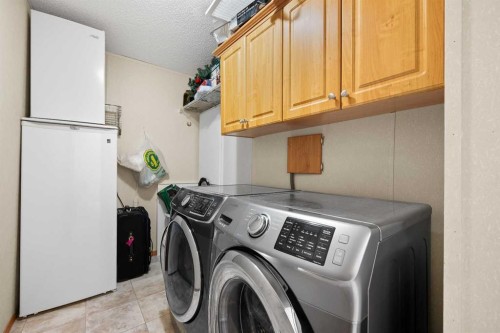 5207 52 Avenue, Blackfoot, AB - Indoor Photo Showing Laundry Room