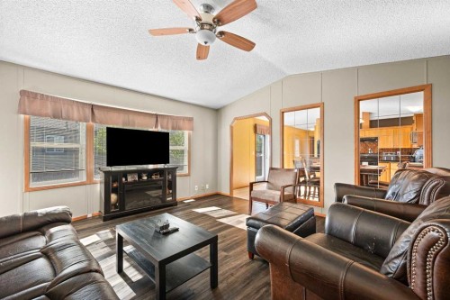 5207 52 Avenue, Blackfoot, AB - Indoor Photo Showing Living Room
