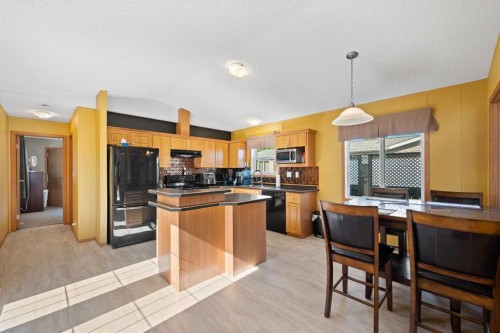 5207 52 Avenue, Blackfoot, AB - Indoor Photo Showing Kitchen