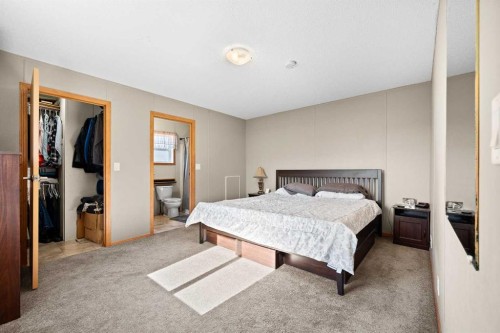 5207 52 Avenue, Blackfoot, AB - Indoor Photo Showing Bedroom