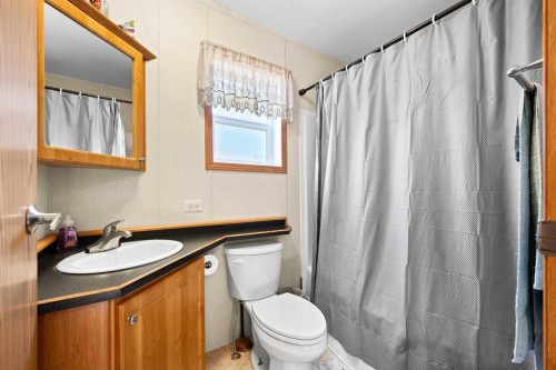 5207 52 Avenue, Blackfoot, AB - Indoor Photo Showing Bathroom
