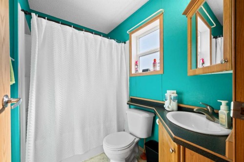 5207 52 Avenue, Blackfoot, AB - Indoor Photo Showing Bathroom
