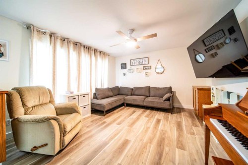 4911 51 Street, Czar, AB - Indoor Photo Showing Living Room