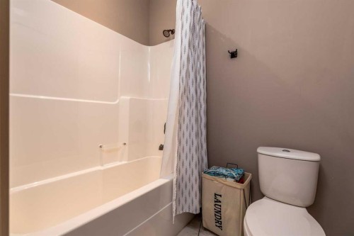 35-2715 73 Avenue, Lloydminster, AB - Indoor Photo Showing Bathroom