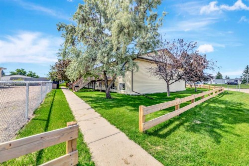 8-5219 57 Street, Lloydminster, AB - Outdoor