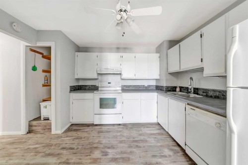 8-5219 57 Street, Lloydminster, AB - Indoor Photo Showing Kitchen